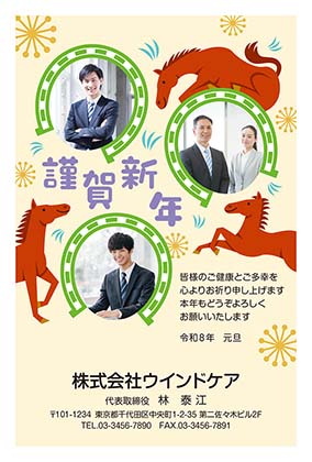 笑顔の馬が周囲にいる蹄型のフレーム